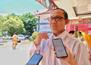 WR I Unhas , Prof drg Muhammad Ruslin MKes PhD SpBM(K) saat diwawancarai pasca upacara peringatan Dies Natalis ke-69 Unhas , Sabtu (13/09). Foto: IDENTITAS/Noah