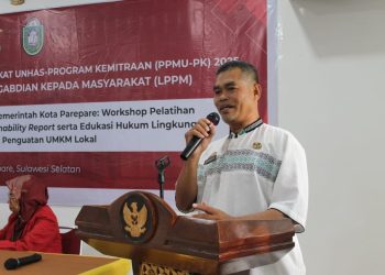 Kepala Bidang Koperasi dan UMKM Disnaker Kota Parepare, H Saharuddin SE, saat memberikan sambutan dalam program pengabdian yang diadakan Tim LPPM Unhas di Kantor Kecamatan Ujung, Kota Parepare, Jumat (30/08). Foto: IDENTITAS/Naufal Ahnaf Khairi.