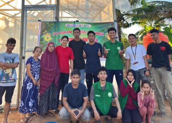 Foto bersama Tim ALLOTANI PPK Ormawa Faperta Unhas bersama masyarakat pada Program Pelatihan Pembuatan Bokashi di Greenhouse Dusun Padang Assitang, Desa Borikamase, Kecamatan Maros Baru, Minggu (31/08). Foto : Dokumentasi Pribadi
