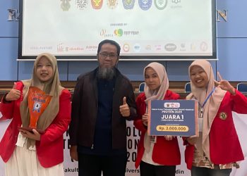 (Dari kiri) Nadiya Zhafirah, Prof Dr Syahdar Baba SPt MSi (Dekan Fakultas Peternakan), A Indriani HR, Novi Fitria Dewi Purbasari, pada Lomba Karya Tulis Ilmiah (LKTI) Pekan Karya Teknologi Hasil Ternak (PROTEIN) 2025, Sabtu-Minggu (30-31/08). Foto: Dokumentasi Pribadi.