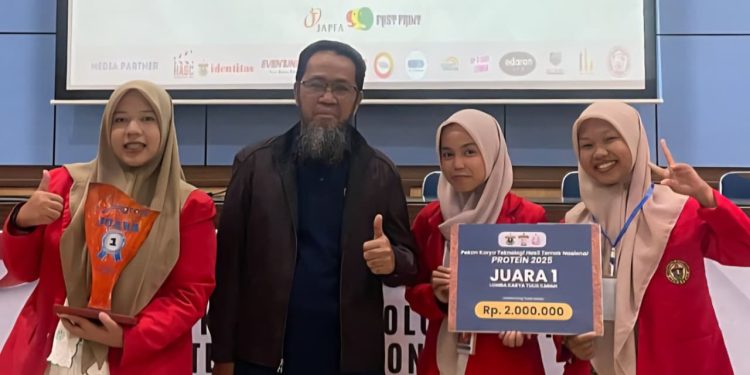(Dari kiri) Nadiya Zhafirah, Prof Dr Syahdar Baba SPt MSi (Dekan Fakultas Peternakan), A Indriani HR, Novi Fitria Dewi Purbasari, pada Lomba Karya Tulis Ilmiah (LKTI) Pekan Karya Teknologi Hasil Ternak (PROTEIN) 2025, Sabtu-Minggu (30-31/08). Foto: Dokumentasi Pribadi.