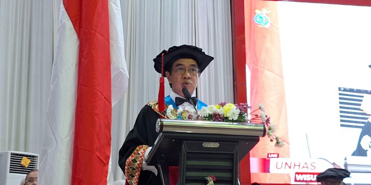 Rektor Unhas, Prof Dr Ir Jamaluddin Jompa MSc saat memberikan sambutan pada wisuda periode September TA 2025/2026 di Baruga AP Pettarani, Selasa (02/09). Foto: IDENTITAS/Suci Farida Nasaruddin