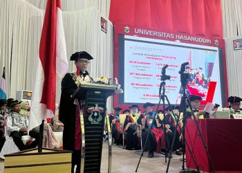 WR I Unhas, Prof drg Muhammad Ruslin MKes PhD SpBM(K), saat menyampaikan sambutan pada Wisuda periode September Tahun Akademik 2024/2025 di Baruga AP Pettarani, Rabu (19/02). Foto: IDENTITAS/Syahrial