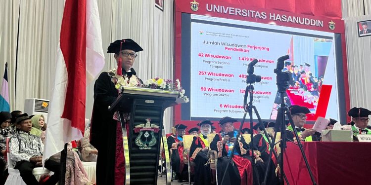 WR I Unhas, Prof drg Muhammad Ruslin MKes PhD SpBM(K), saat menyampaikan sambutan pada Wisuda periode September Tahun Akademik 2024/2025 di Baruga AP Pettarani, Rabu (19/02). Foto: IDENTITAS/Syahrial