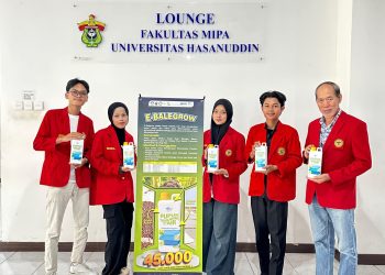 Foto bersama Tim PKM-K Unhas "E-Balegrow" saat peluncuran produk pakan alami cair di Lounge FMIPA Unhas, Senin (01/09). Foto: Dokumentasi Pribadi