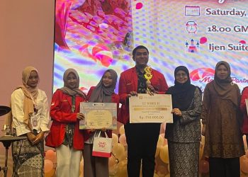 Tim Mahasiswa FKG sesaat mendapatkan penghargaan juara 1 setelah menjuarai 16th Dentistry Scientific Competition di Ijen Suites Resort, Kota Malang, Sabtu (30/08). Foto: Dokumentasi Pribadi