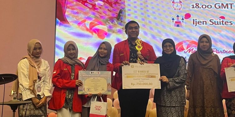 Tim Mahasiswa FKG sesaat mendapatkan penghargaan juara 1 setelah menjuarai 16th Dentistry Scientific Competition di Ijen Suites Resort, Kota Malang, Sabtu (30/08). Foto: Dokumentasi Pribadi