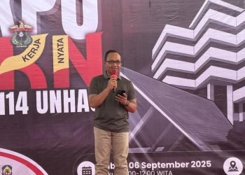 Wakil Rektor Bidang Akademik dan Kemahasiswaan Unhas, Prof drg Muhammad Ruslin MKes PhD SpBM(K) saat memberikan sambutan di KKN EXPO 114, Kegiatan berlangsung di GOR JK Arenatorium Unhas, Sabtu (06/09). Foto: IDENTITAS/Suci Aulia Tenri Ajeng.
