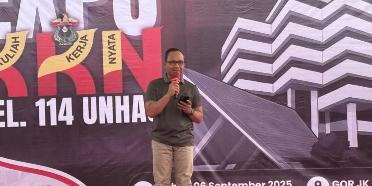 Wakil Rektor Bidang Akademik dan Kemahasiswaan Unhas, Prof drg Muhammad Ruslin MKes PhD SpBM(K) saat memberikan sambutan di KKN EXPO 114, Kegiatan berlangsung di GOR JK Arenatorium Unhas, Sabtu (06/09). Foto: IDENTITAS/Suci Aulia Tenri Ajeng.