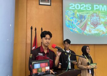 Wakil Ketua Umum UKM e-Sports Unhas, Fadhl Ikram Mudhamatan saat memberi sambutan pada PMCC 2025 di Gedung Ipteks Unhas, Sabtu (06/09). Foto: IDENTITAS/A. Devi Juniza L.