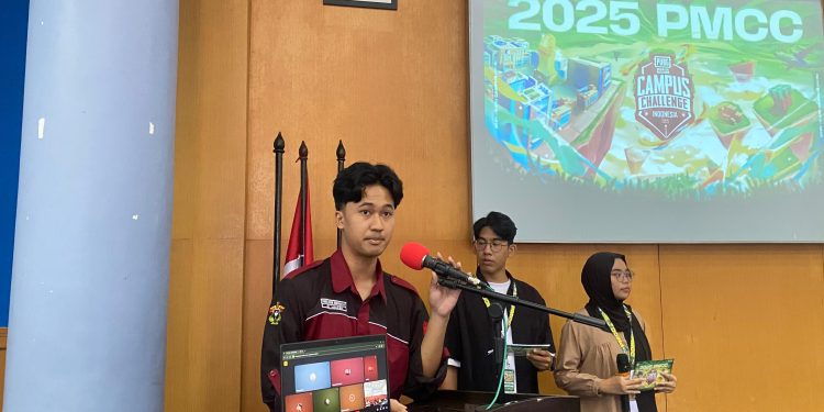 Wakil Ketua Umum UKM e-Sports Unhas, Fadhl Ikram Mudhamatan saat memberi sambutan pada PMCC 2025 di Gedung Ipteks Unhas, Sabtu (06/09). Foto: IDENTITAS/A. Devi Juniza L.