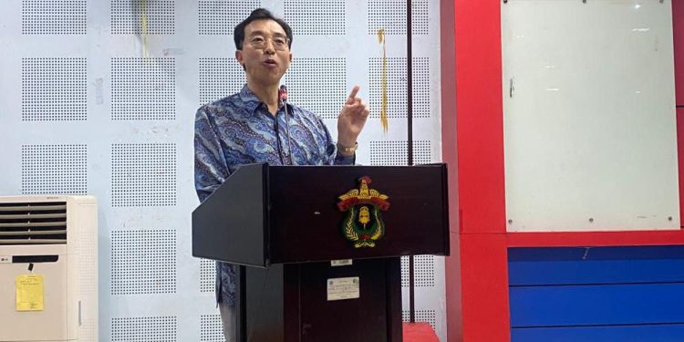 Kang Woon Joon saat Memberikan kuliah umum di Aula Prof Mattulada FIB Unhas, Sabtu (06/09). Foto: IDENTITAS/Fahry Muhammad