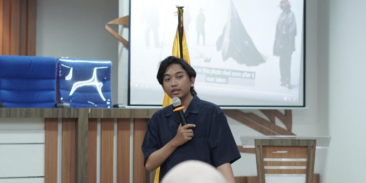 Suasana dalam pemberian materi Audio-Visual Editing oleh Ifkar Alhaq yang berlangsung di Student Centre Fakultas Kedokteran (FK) Universitas Hasanuddin, Sabtu (06/09). Foto: Dokumentasi Pribadi.