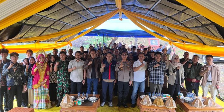 Foto bersama pada kegaiatan Relaunching Desa Wisata Mattabulu di Kecamatan Lalabata, Kabupaten Soppeng, Minggu (07/09). Foto: Dokumentasi pribadi.