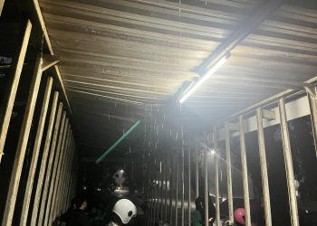 Mahasiswa dan pengguna jalan lainnya saat berteduh di bawah Halte D yang atapnya telah bocor, Rabu (10/09). Foto: IDENTITAS/CPRS