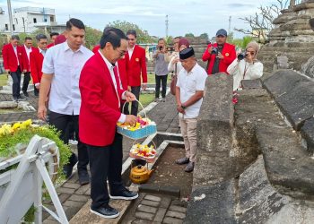 Rektor Unhas, Prof Jamaluddin Jompa saat memulai prosesi tabur bunga di Makam Sultan Hasanuddin, Kamis (11/09). Foto: IDENTITAS/Muhammad Nur Ilham