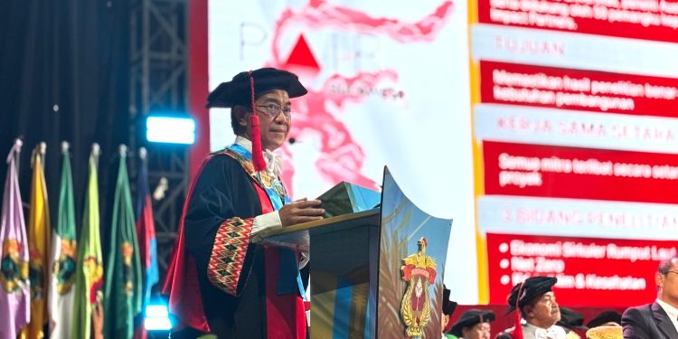 Pemaparan pidato oleh Rektor Unhas dalam Rapat Senat Terbuka Luar Biasa Dies Natalis Unhas ke-69 yang dilaksanakan di Baruga AP Pettarani Unhas, Sabtu (13/09). Foto: IDENTITAS/Suci Aulia Tenri Ajeng