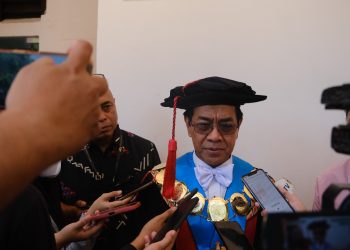 Rektor Universitas Hasanuddin (Unhas), Prof Dr Ir Jamaluddin Jompa MSc saat menjawab berbagai pertanyaan pasca Rapat Senat Luar Biasa, di Fakultas Ilmu Sosial dan Ilmu Politik (FISIP) Unhas, Rabu (13/09). Foto : IDENTITAS/ Naufal Ahnaf Khairi