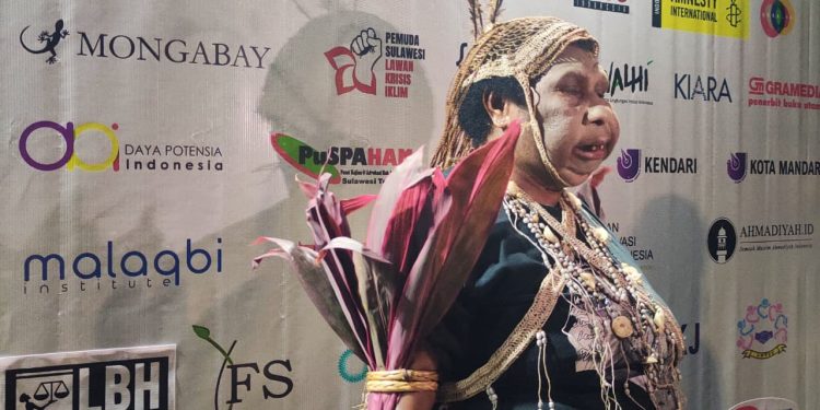 Potret Yasinta Moiwend saat menanggapi pertanyaan wartawan di Festival Media AJI yang berlangsung di Benteng Ujung Pandang, Sabtu (13/09). Foto: IDENTITAS/Andi Nadya Tenrisulung.