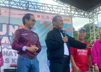 Dr Ir H Andi Amran Sulaiman MP saat menghadiri kegiatan Fun Walk Dies Natalis ke-69 Universitas Hasanuddin (Unhas) di Lapangan Ex Fakultas Teknik, Minggu (14/09) Foto: IDENTITAS/Syahidah Raudah Aulia