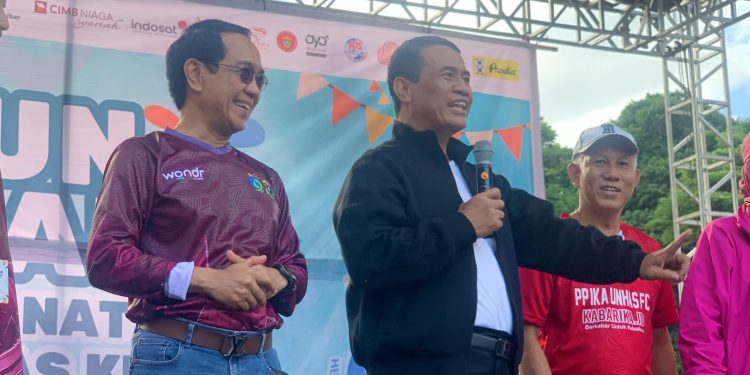 Dr Ir H Andi Amran Sulaiman MP saat menghadiri kegiatan Fun Walk Dies Natalis ke-69 Universitas Hasanuddin (Unhas) di Lapangan Ex Fakultas Teknik, Minggu (14/09) Foto: IDENTITAS/Syahidah Raudah Aulia