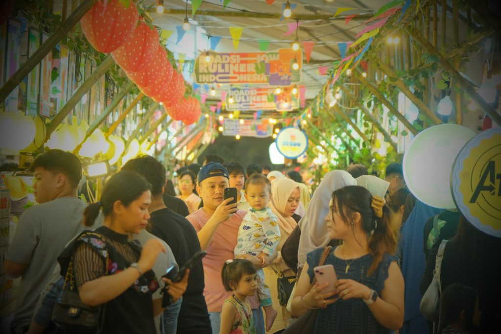 Para pembeli berkerumun di sepanjang tenant.