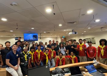 Foto bersama tim ekspedisi pelayaran akademisi III UKM Korpala Unhas dengan mahasiswa dan dosen dari NUS Seafarers setelah kunjungan dan diskusi, di NUS COM, Senin (15/09). Foto: Dokumentasi Pribadi