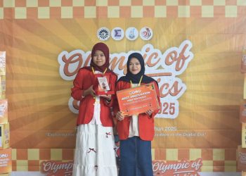 Nirmala Azifa Leoni dan Rosmayanti usai menerima penghargaan sebagai Best Innovation dalam kompetisi Olympic of Statistics UNM 2025 di Universitas Negeri Makassar (UNM), Minggu (14/09). Foto: Dokumentasi Pribadi.