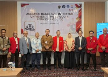 Para bakal calon rektor Unhas bersama asesor dari UGM dalam Asesmen Psikologi Bakal Calon Rektor Unhas 2026 di Unhas Hotel and Convention, Kamis (18/09). Foto: Dokumentasi pribadi.