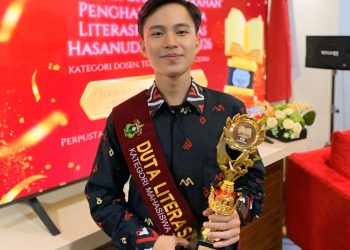 Duta Literasi Unhas 1, David Banten Tandi Palobo pada penyerahan penghargaan Duta Literasi Unhas 2025 di Perpustakaan Pusat Unhas, Jum'at (19/09). Foto: Dokumentasi Pribadi