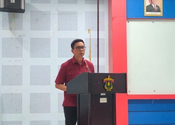 Dekan FIB Unhas, Prof Dr Andi Muhammad Akhmar S S M Hum saat memberikan sambutan pada webinar The Vision Of Asian Community yang berlangsung di Aula Prof Mattulada, Selasa (23/09). Foto: IDENTITAS/Andi Nadya Tenrisulung.