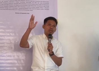 Dosen Universitas Negeri Makassar (UNM), Muhammad Rhesa SPsi MA saat menjadi narasumber dalam diskusi publik oleh The Indonesian Institute bersama ILSA Unhas dan Baku Ajar di Makassar Creative Hub, Kamis (25/09). Foto: IDENTITAS/Fadhlil Azhim