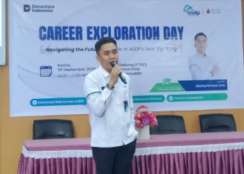 Muhammad Aris ST berikan materi dalam Career Exploration Day di Gedung IPTEKS Unhas, Kamis (25/09). Foto: IDENTITAS/Naila Islamiah Syahrir.