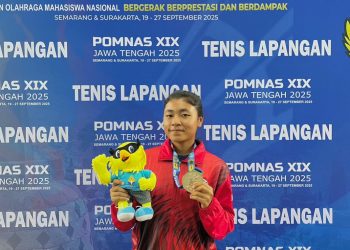 Nailah Safina, mahasiswa Sastra Inggris FIB Unhas, sabet juara 3 ganda putri tenis lapangan di POMNAS Semarang, Selasa (24/09). Foto: Dok. Pribadi.