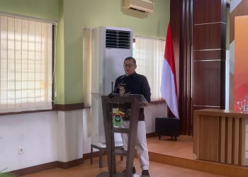 Kepala Kanwil DJP Sulselbartra, YFR Hermiyana saat menyampaikan kuliah umum seputar APBN di Ruang Pengadaian FEB Unhas, Jumat (26/09). Foto: IDENTITAS/Aynun Lutfiya