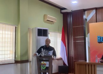 Kepala Perwakilan BI Sulsel, Rizki Ernadi Wimanda, saat memaparkan materinya dalam Kuliah Umum yang dilaksanakan di Ruang Pegadaian FEB Unhas, Jumat (26/06). Foto: IDENTITAS/Aynun Lutfiya.