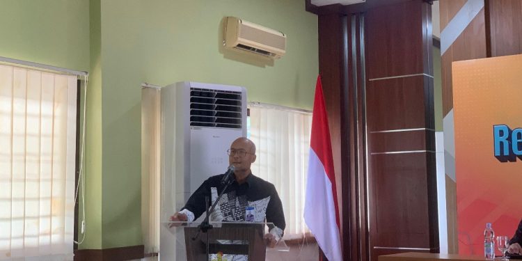 Kepala Perwakilan BI Sulsel, Rizki Ernadi Wimanda, saat memaparkan materinya dalam Kuliah Umum yang dilaksanakan di Ruang Pegadaian FEB Unhas, Jumat (26/06). Foto: IDENTITAS/Aynun Lutfiya.