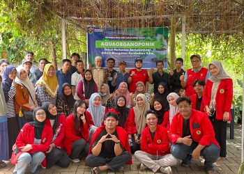 Foto bersama Tim Bina Desa Mahasiswa saat melaksanakan program Aquaorganoponik di Desa Pattallassang, Gowa. Foto: Dokumentasi Pribadi.