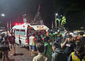 Proses evakuasi korban kecelakaan tunggal di Bundaran Unhas, Kamis (30/10). Foto: IDENTITAS/Khai