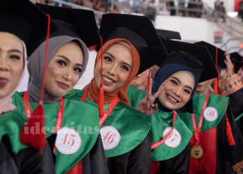 Mahasiswa Fakultas Pertanian mengantre untuk dipanggil dalam prosesi penyerahan ijazah