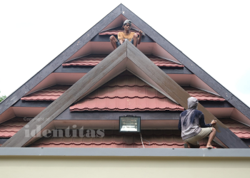 Para tukang yang sedang mengecat atap Gedung Pertemuan Alumni (GPA)