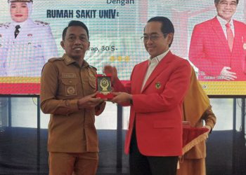 Rektor Unhas (kanan) memberikan cendera mata kepada Bupati Sidrap usai rangkaian pembukaan EXPO PPMU di Kantor Bupati Sidenreng Rappang, Selasa (30/09). Foto: IDENTITAS/Ismail Basri.