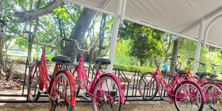 Tampak sepeda terparkir rapi di shelter baru Unhas. Foto: IDENTITAS/CPRS