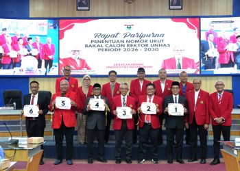 Foto bersama para bakal calon Rektor Unhas 2026-2030 seteah penarikan nomor urut pencalonan di Ruang Rapat Senat, Gedung Rektorat Unhas, Rabu (01/10). Foto: Dokumentasi pribadi