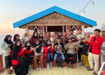 Foto bersama TIM PKM-PM program studi Psikolog Unhas bersama Masyarakat sekitar di Desa Kanjeng, Kecamatan Galesong Utara, Kabupaten Takalar, Minggu (21/09). Foto: Dokumentasi Pribadi