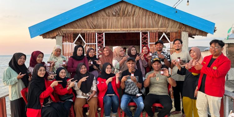 Foto bersama TIM PKM-PM program studi Psikolog Unhas bersama Masyarakat sekitar di Desa Kanjeng, Kecamatan Galesong Utara, Kabupaten Takalar, Minggu (21/09). Foto: Dokumentasi Pribadi