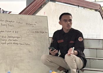 Baso Ahmad Susilo saat menjadi pemantik dalam Kelas Kajian Keilmuan bertema “Legitimasi dan Penegakan Hukum di Ruang Publik” yang diselenggarakan oleh Himapem FISIP Unhas di Baruga Andi Pangerang Pettarani, Selasa (7/10). Foto: IDENTITAS/Suci Aulia Tenri Ajeng.