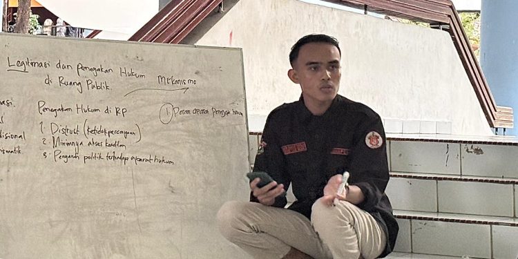 Baso Ahmad Susilo saat menjadi pemantik dalam Kelas Kajian Keilmuan bertema “Legitimasi dan Penegakan Hukum di Ruang Publik” yang diselenggarakan oleh Himapem FISIP Unhas di Baruga Andi Pangerang Pettarani, Selasa (7/10). Foto: IDENTITAS/Suci Aulia Tenri Ajeng.