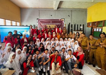 Foto bersama Dosen Sasindo FIB Unhas dengan guru dan siswa SMAN 8 Bulukumba usai menggelar pelatihan, Senin (06/10). Foto: Dokumentasi Pribadi.