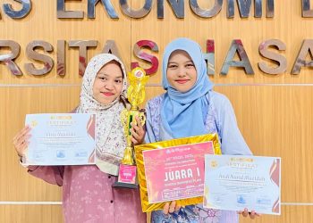Foto bersama Tim Mahasiswa FEB Unhas, Vina Maulida, dan Andi Nurul Mazidah, setelah meraih juara satu dalam ajang Sharia Bisnis Plan Senin (06/10). Foto: Dokumentasi Pribadi